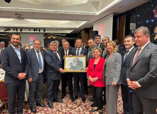 BAŞKAN BİLECEN 25 MART YAĞMURLU MİTİNG HATIRA FOTOĞRAFINI HEDİYE ETTİ