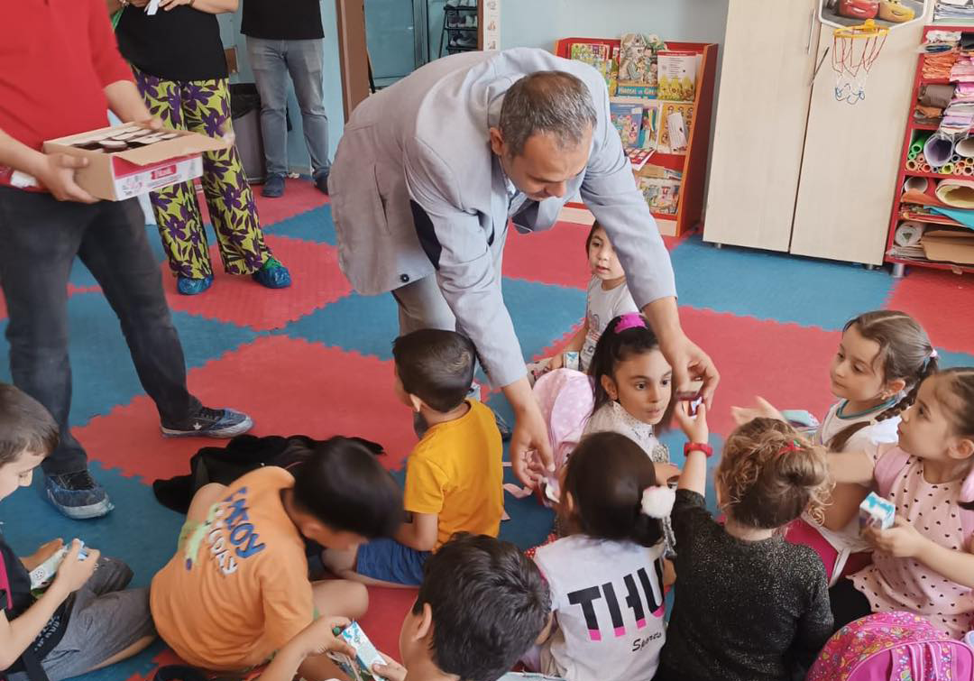 GIDA BANKASINDAN ANA SINIFI ÖĞRENCİLERİNE SÜT İKRAMI