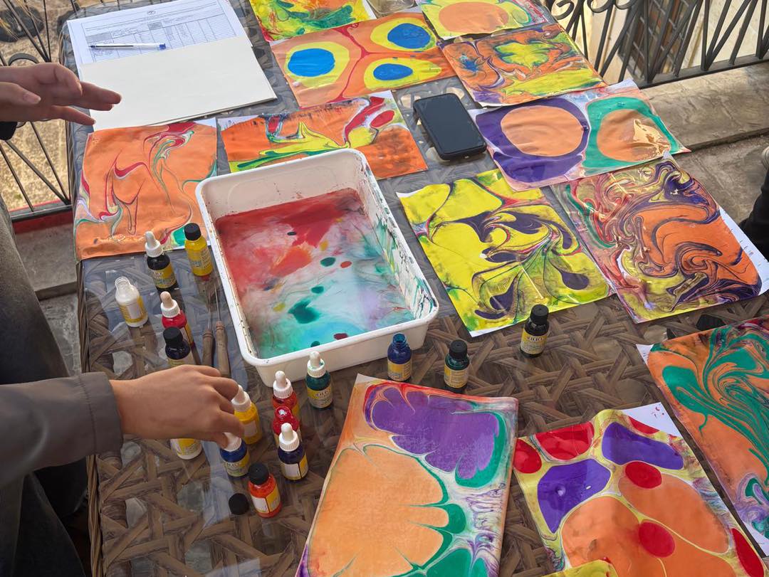 ÇOCUKLAR EBRU SANATIYLA RENKLERİN DANSIYLA BULUŞTU