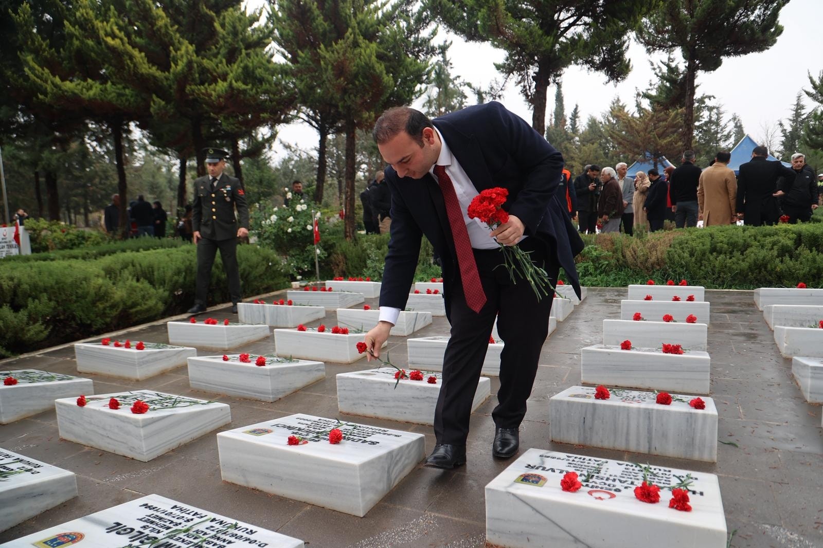 KİLİS’İN KURTULUŞ GÜNÜNDE BAŞKAN HAKAN BİLECEN’DEN ŞEHİTLİK ZİYARETİ