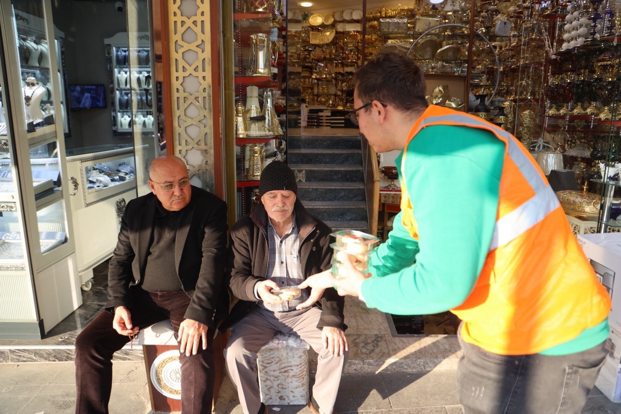 REGAİP KANDİLİ’NDE HEMŞEHRİLERE KURABİYE İKRAMI