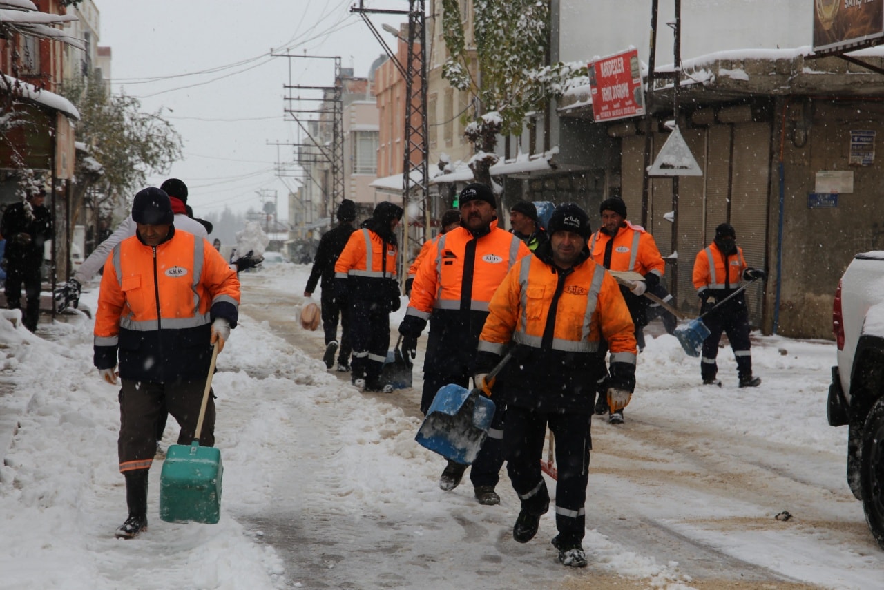 KİLİS’TE KARLA MÜCADELE ÇALIŞMALARI ARALIKSIZ SÜRÜYOR