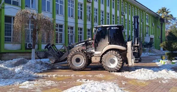 OKULLARIMIZDA KAR TEMİZLİĞİ ARALIKSIZ SÜRÜYOR