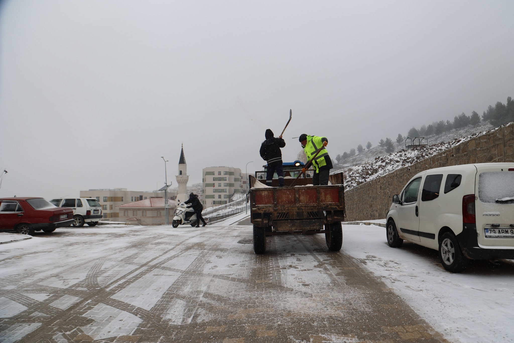 BELEDİYE EKİPLERİNDEN ARALIKSIZ TUZLAMA ÇALIŞMASI
