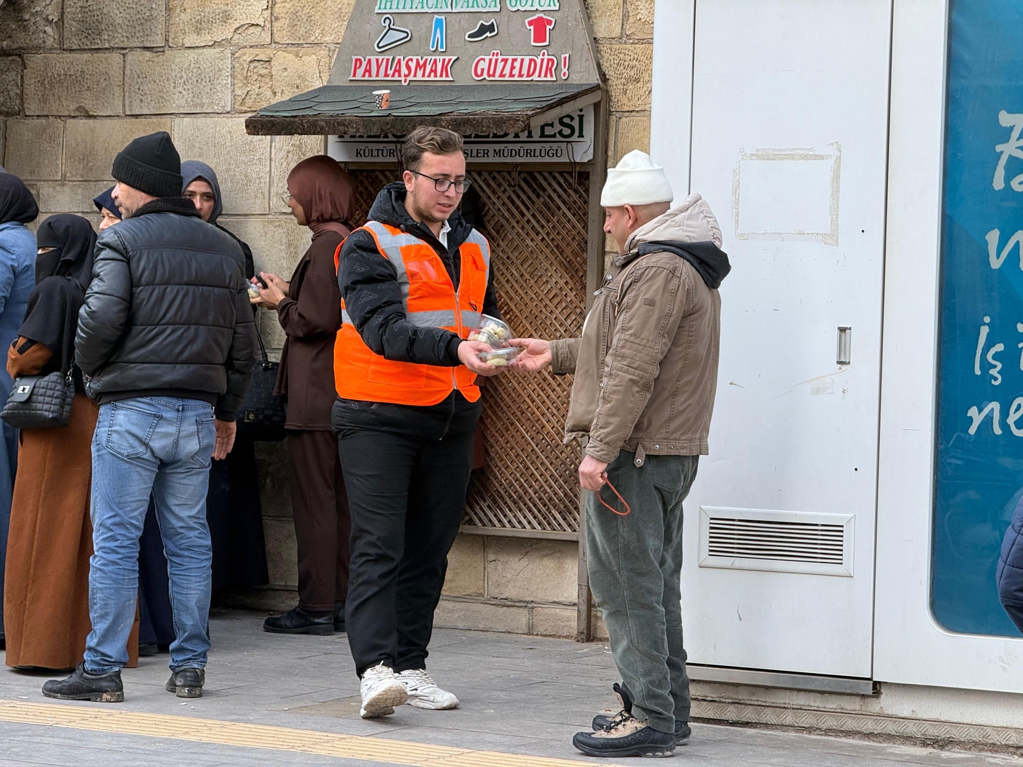 kANDİL MÜNASEBETİYLE HALK’A KURABİE İKRAM EDİLDİ