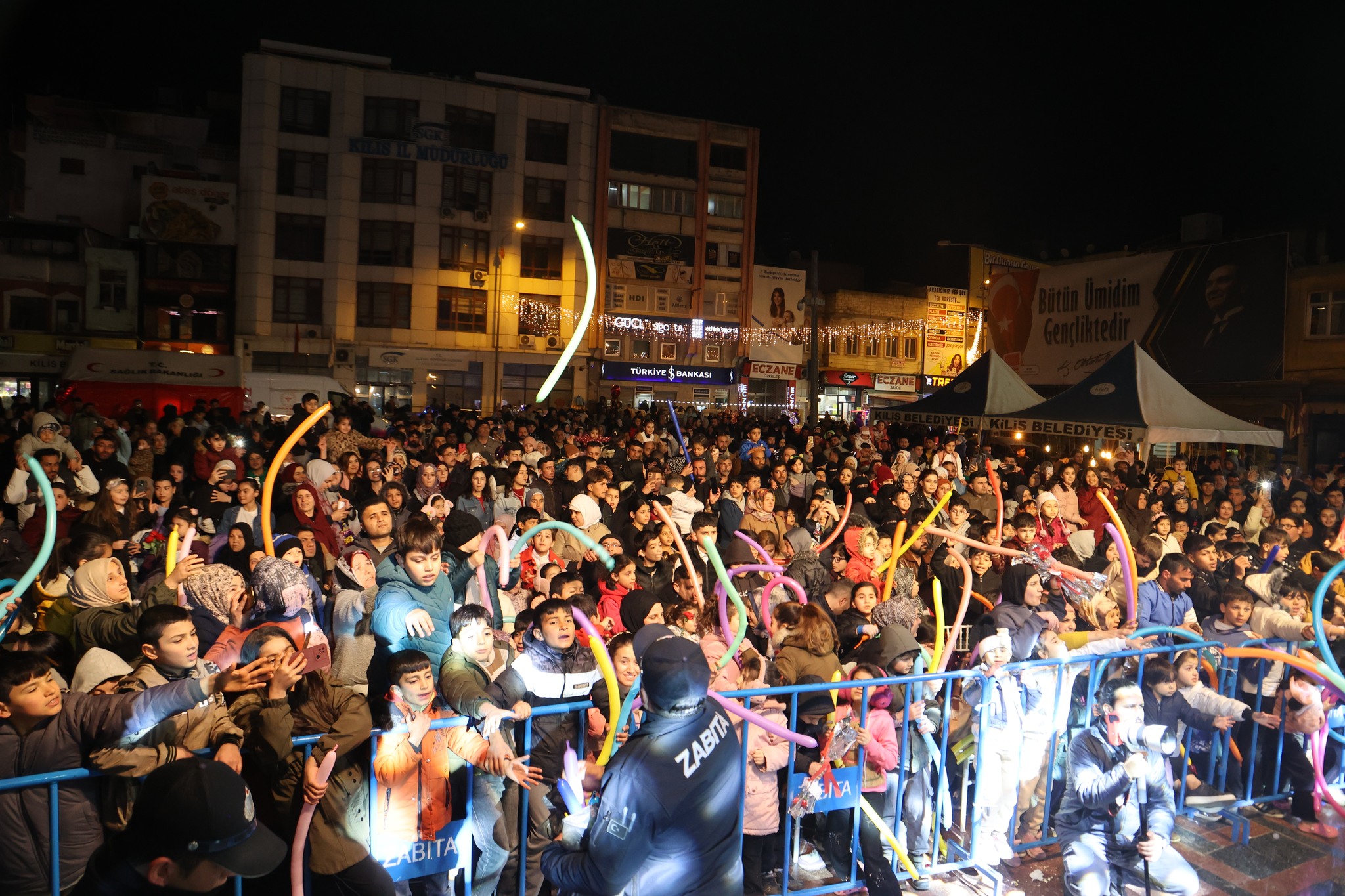 RAMAZAN ETKİNLİKLERİNDE ÇOCUKLARIN NEŞESİ MEYDANI DOLDURDU