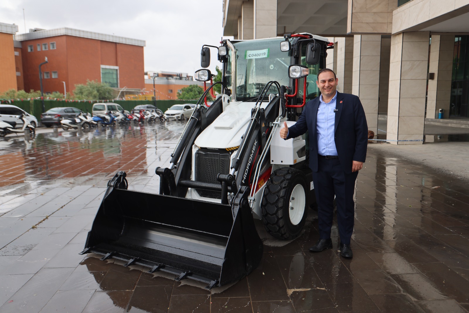 PARK VE BAHÇELER MÜDÜRLÜĞÜ ARAÇ FİLOSUNA MİNİ KEPÇE TAKVİYESİ