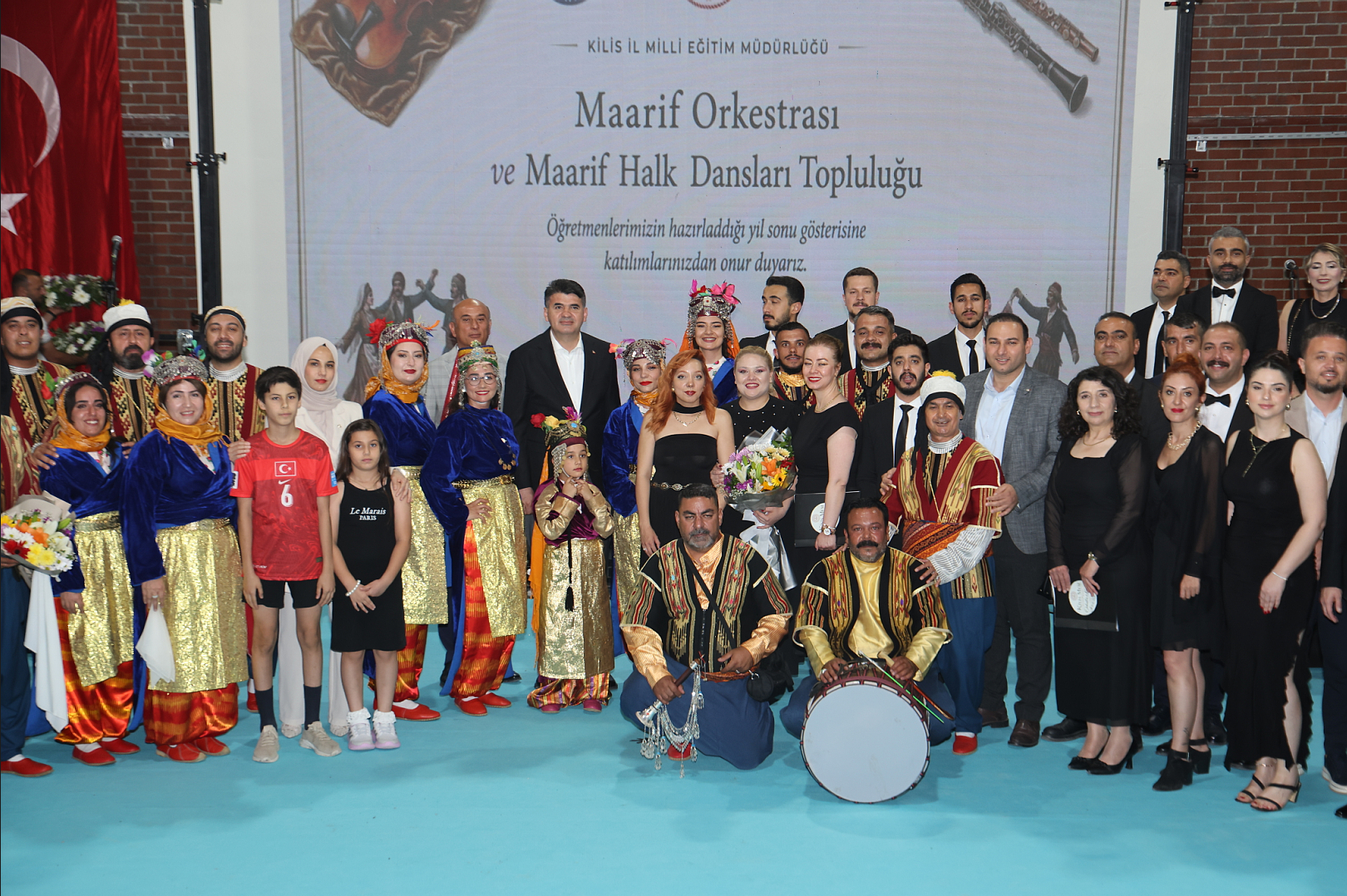 NEJAT UYGUR AMFİ TİYATRO’DA MÜZİK VE HALK DANSLARI GÖSTERİSİ BÜYÜK BEĞENİ TOPLADI